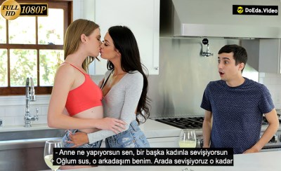 Üvey annesini arkadaşıyla sevişirken görüp ikisini de sikiyor